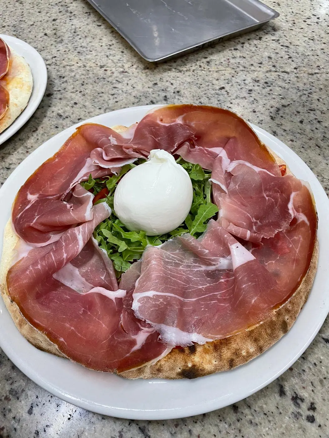Pizza con prosciutto e burrata — Sikania