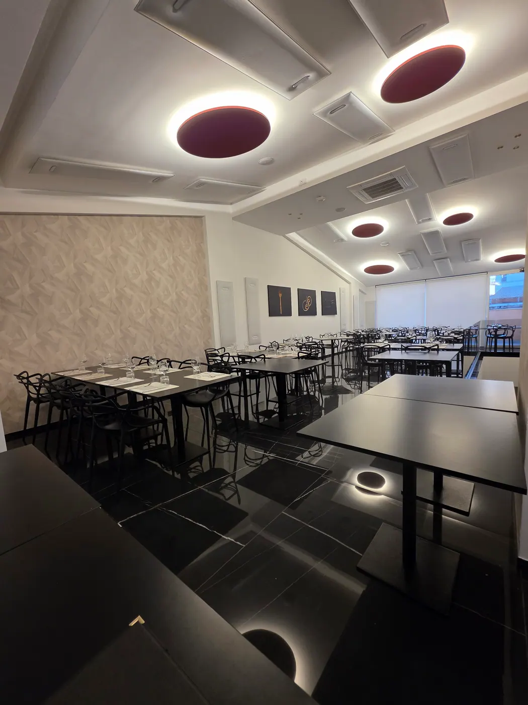 Sala con luci circolari sul soffitto — Sikania
