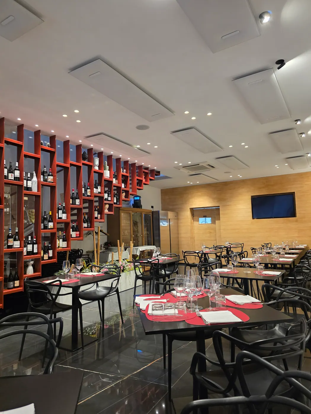 Sala con parete espositiva dei vini — Sikania