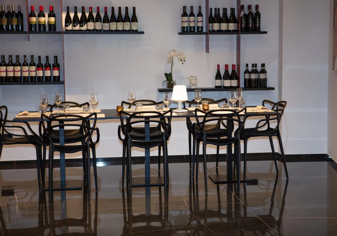 Tavoli sotto gli scaffali dei vini — Sikania